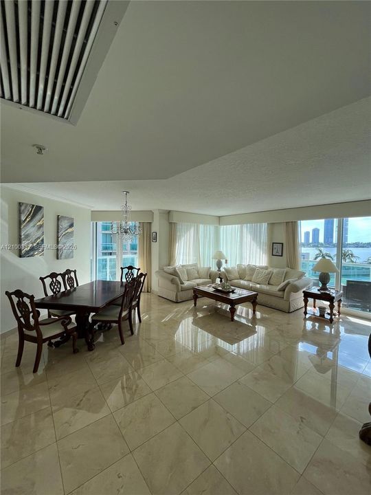 En Venta: $670,000 (2 camas, 2 baños, 1610 Pies cuadrados)