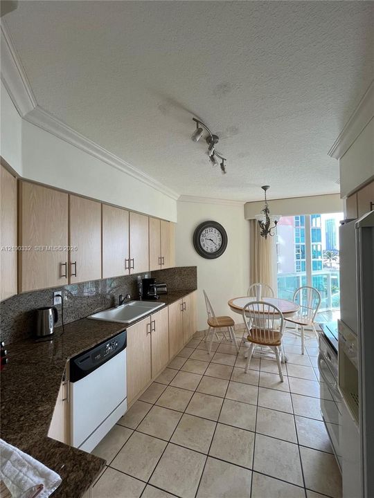 En Venta: $670,000 (2 camas, 2 baños, 1610 Pies cuadrados)