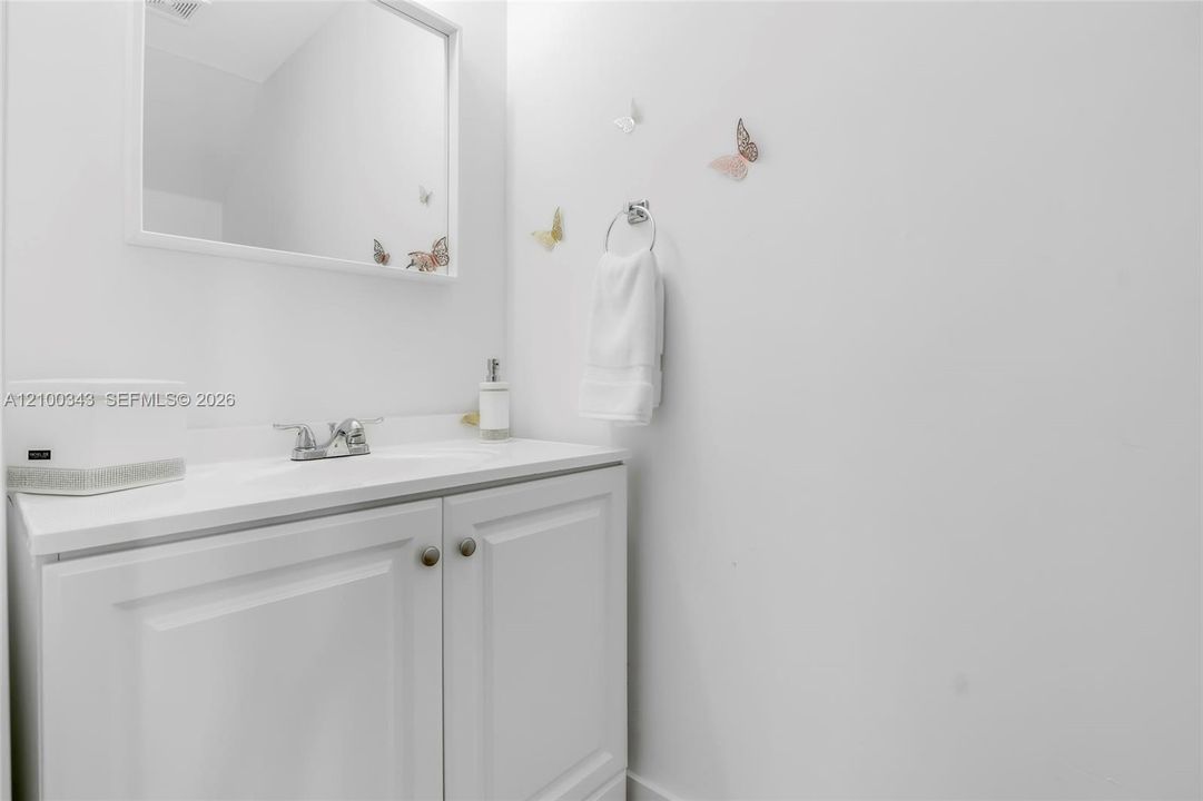 En Venta: $649,900 (4 camas, 2 baños, 1864 Pies cuadrados)