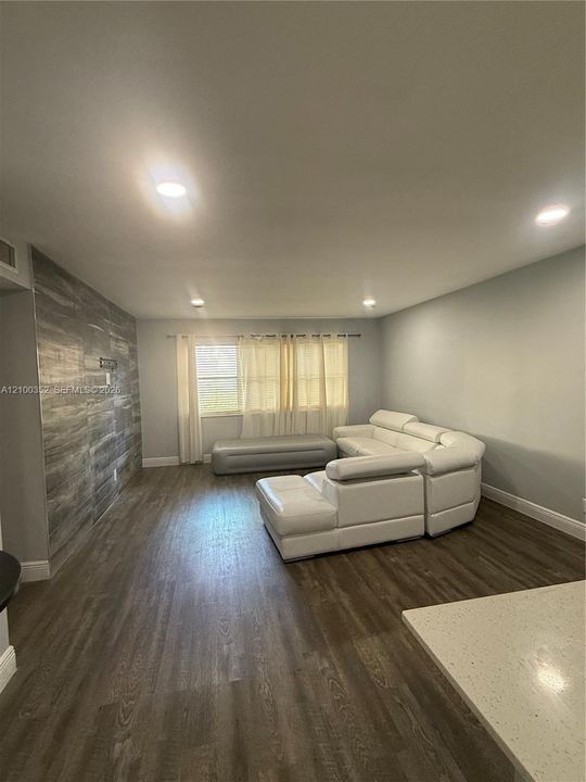 For Sale: $189,000 (2 beds, 1 baths, 840 Square Feet)