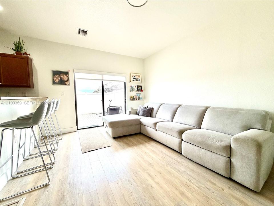 For Rent: $3,050 (3 beds, 2 baths, 1574 Square Feet)