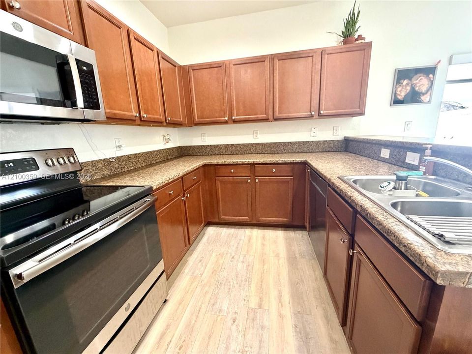 For Rent: $3,050 (3 beds, 2 baths, 1574 Square Feet)