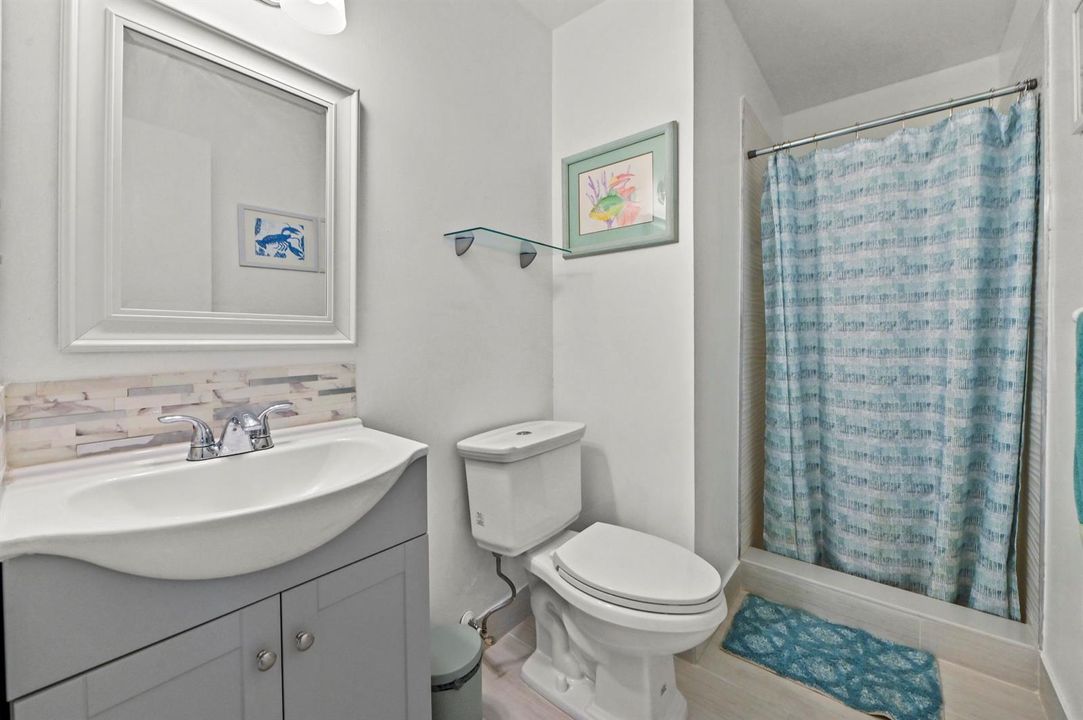 17 Bathroom 01