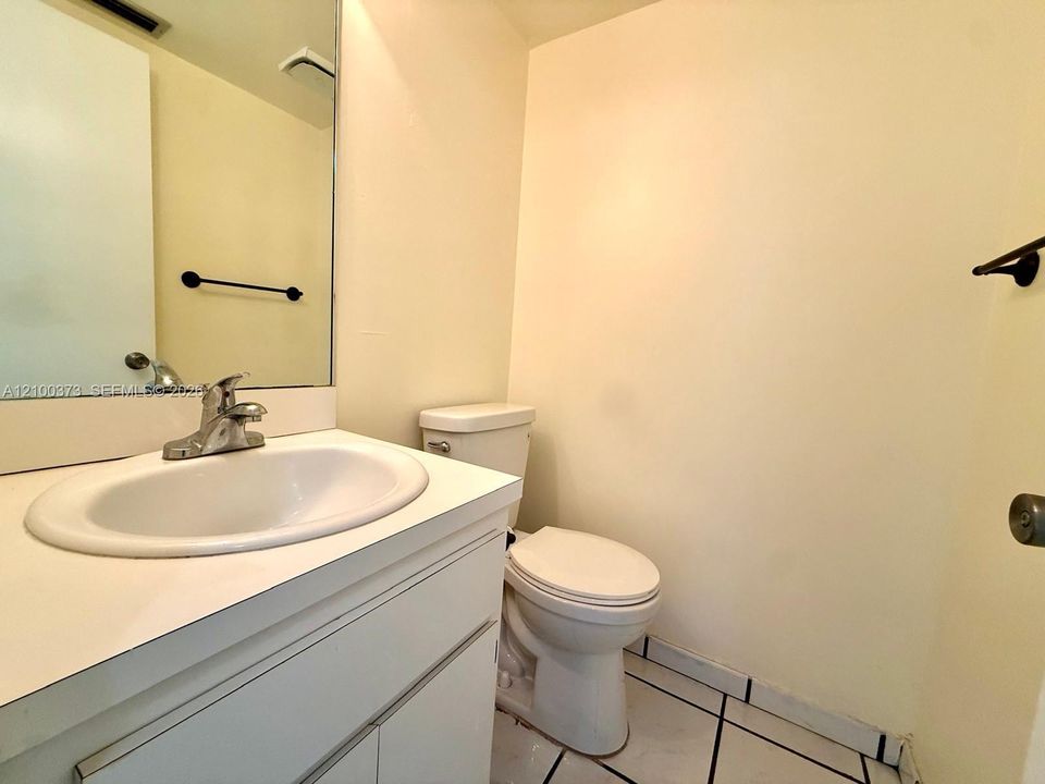 For Rent: $2,000 (1 beds, 1 baths, 809 Square Feet)