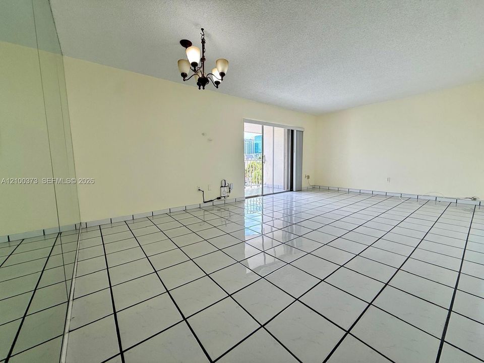 For Rent: $2,000 (1 beds, 1 baths, 809 Square Feet)