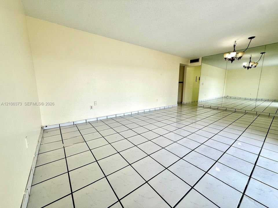 For Rent: $2,000 (1 beds, 1 baths, 809 Square Feet)