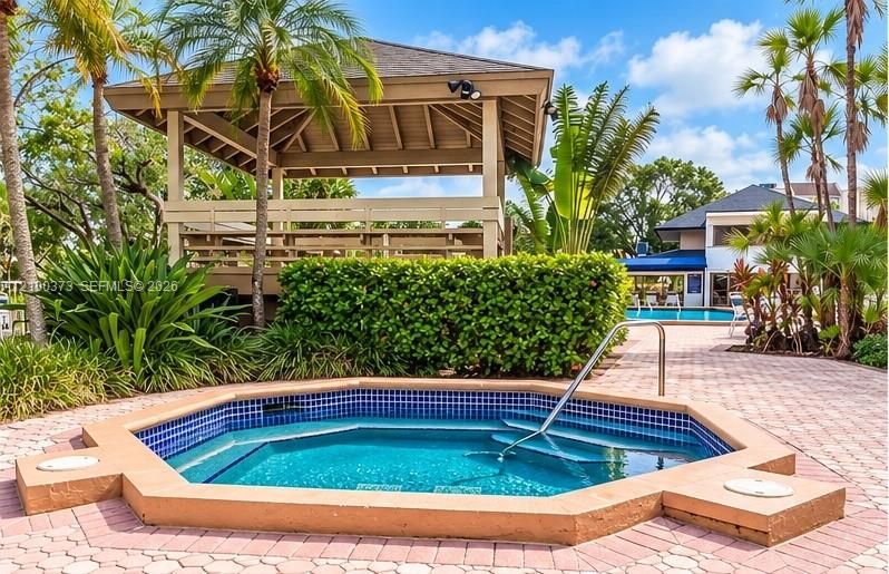 For Rent: $2,000 (1 beds, 1 baths, 809 Square Feet)