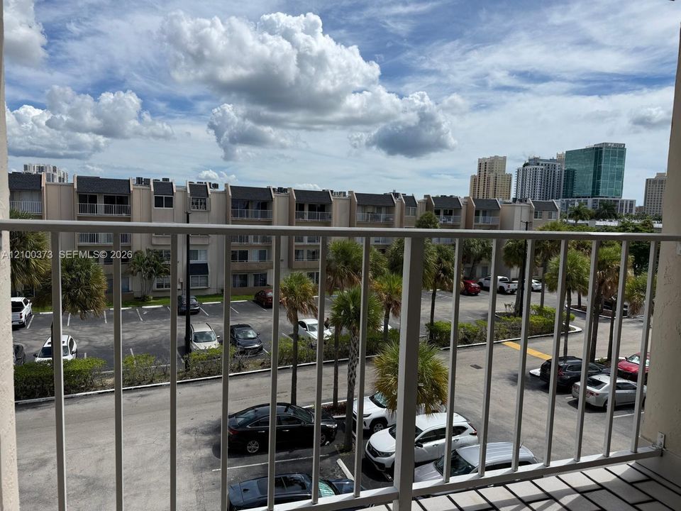 For Rent: $2,000 (1 beds, 1 baths, 809 Square Feet)