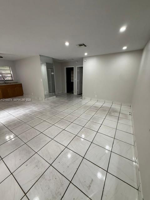 For Rent: $1,800 (2 beds, 1 baths, 2080 Square Feet)