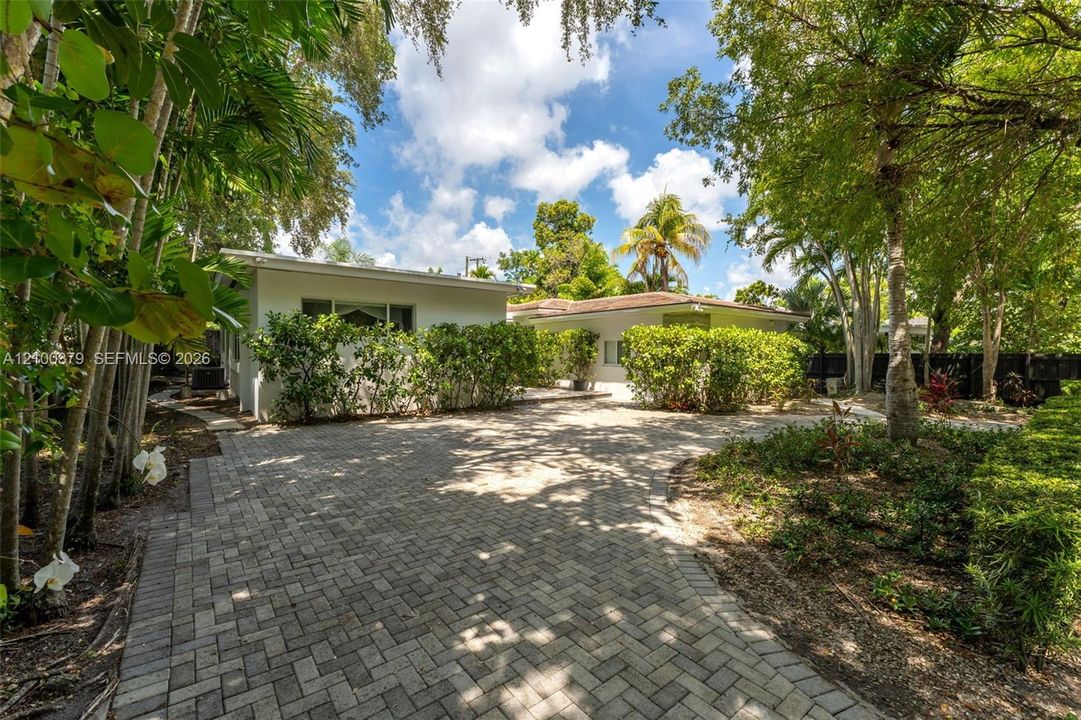 For Rent: $16,500 (5 beds, 3 baths, 3682 Square Feet)