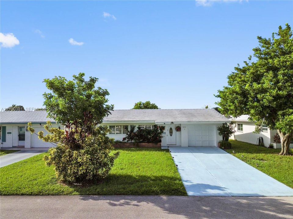 For Sale: $350,000 (2 beds, 1 baths, 1082 Square Feet)