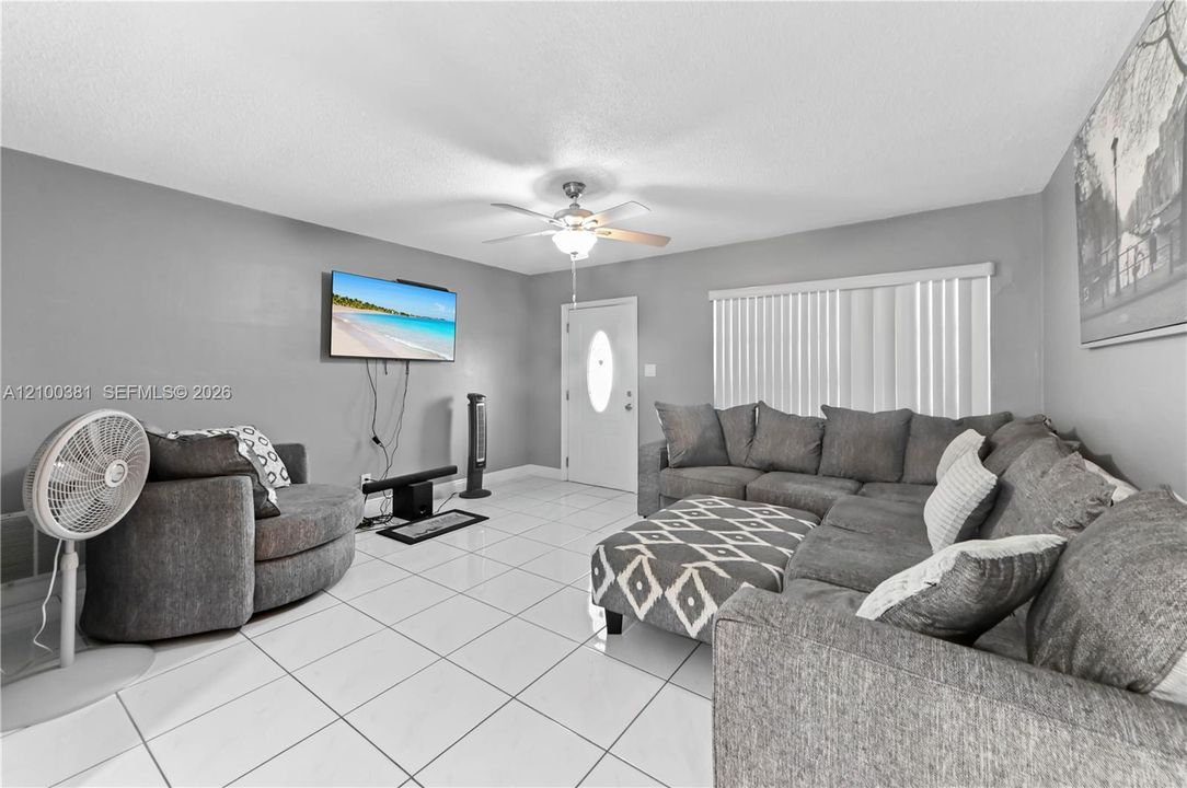 For Sale: $350,000 (2 beds, 1 baths, 1082 Square Feet)
