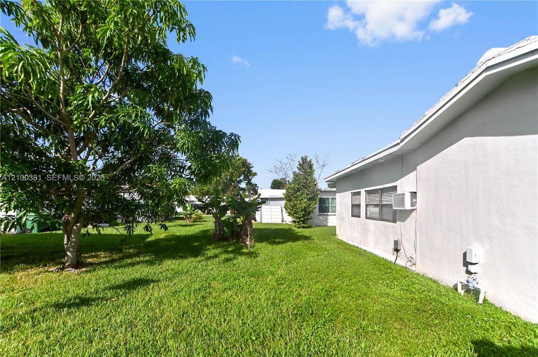 For Sale: $350,000 (2 beds, 1 baths, 1082 Square Feet)