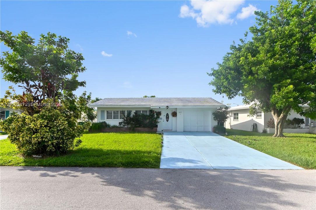 For Sale: $350,000 (2 beds, 1 baths, 1082 Square Feet)