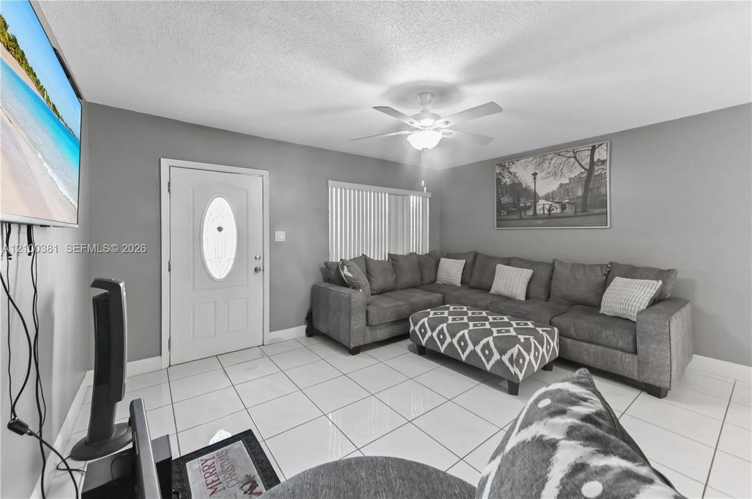 For Sale: $350,000 (2 beds, 1 baths, 1082 Square Feet)