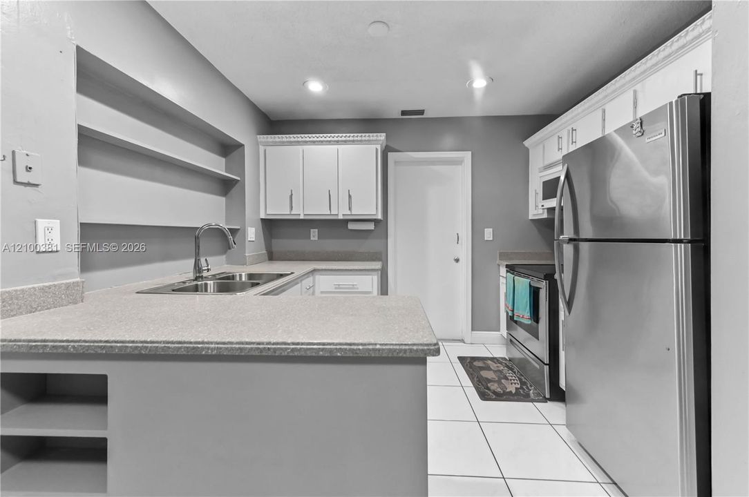 For Sale: $350,000 (2 beds, 1 baths, 1082 Square Feet)
