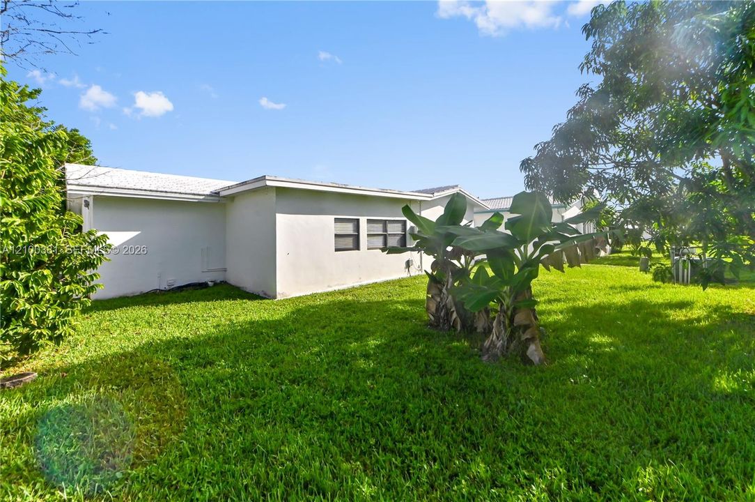 For Sale: $350,000 (2 beds, 1 baths, 1082 Square Feet)