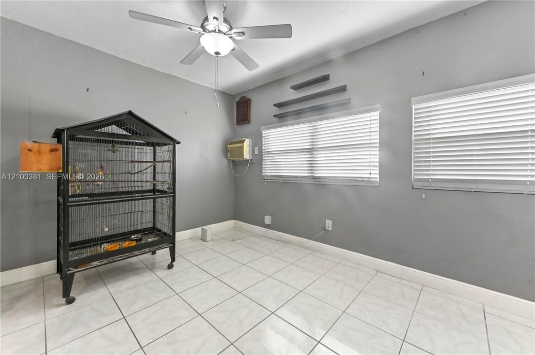 For Sale: $350,000 (2 beds, 1 baths, 1082 Square Feet)