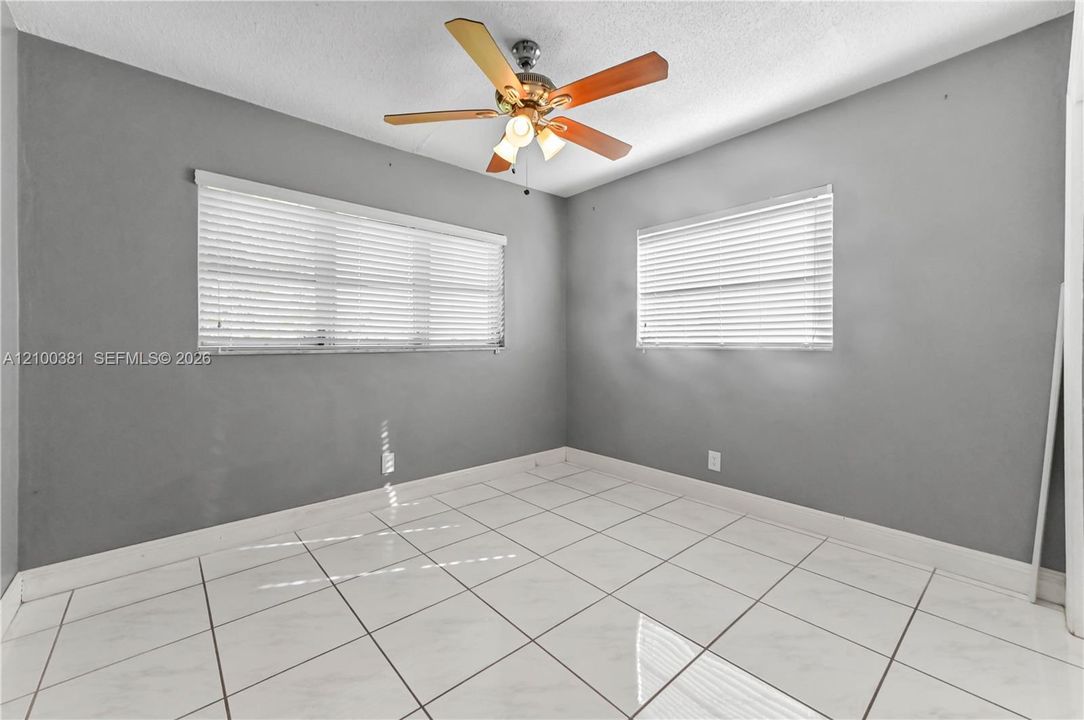 For Sale: $350,000 (2 beds, 1 baths, 1082 Square Feet)
