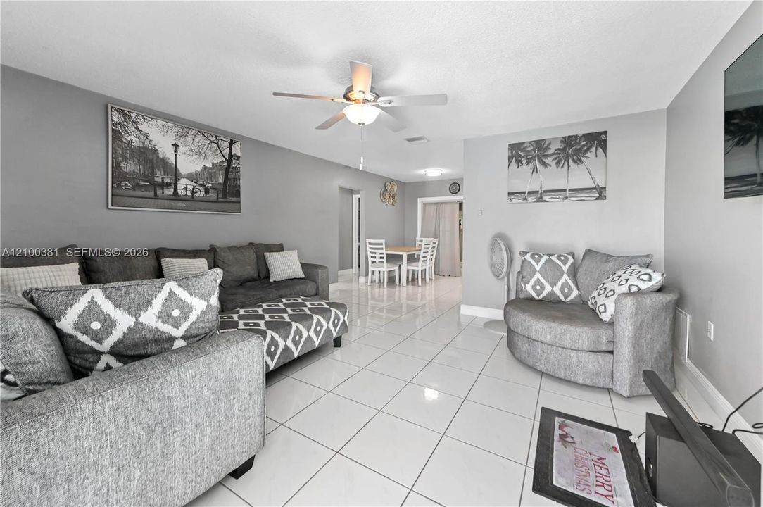 For Sale: $350,000 (2 beds, 1 baths, 1082 Square Feet)