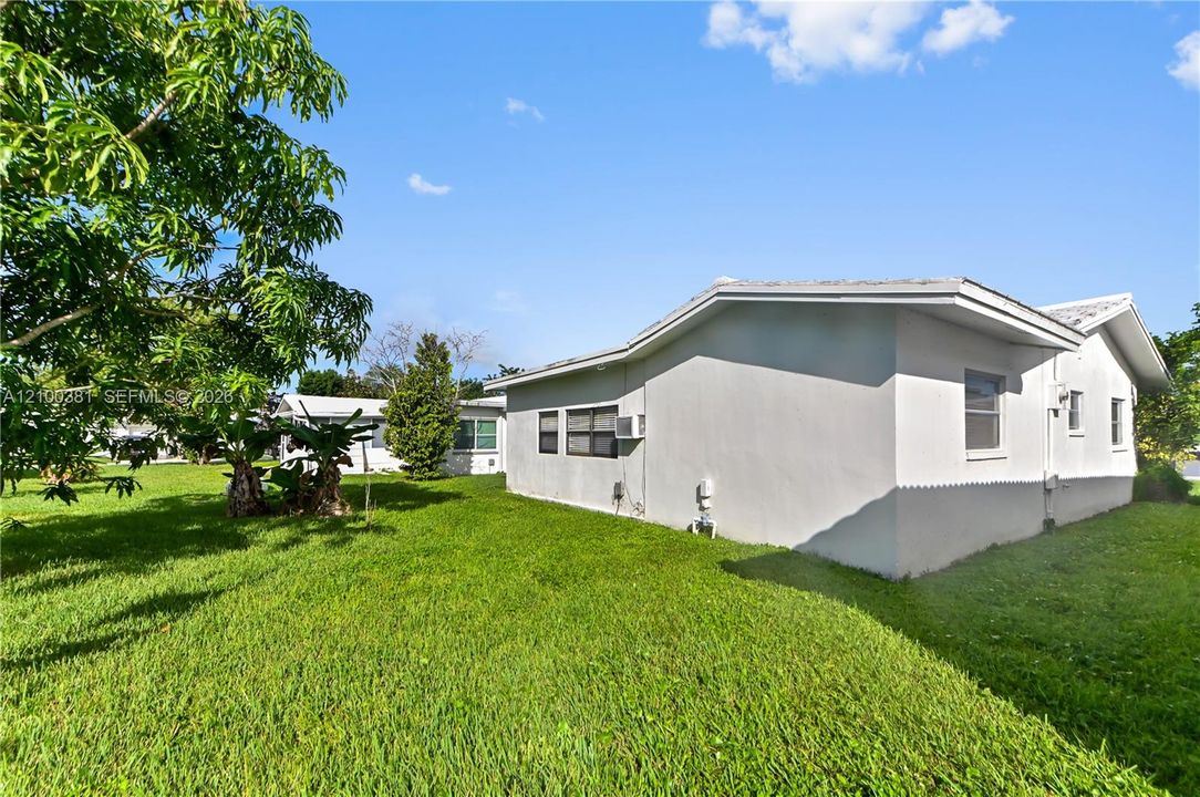 For Sale: $350,000 (2 beds, 1 baths, 1082 Square Feet)