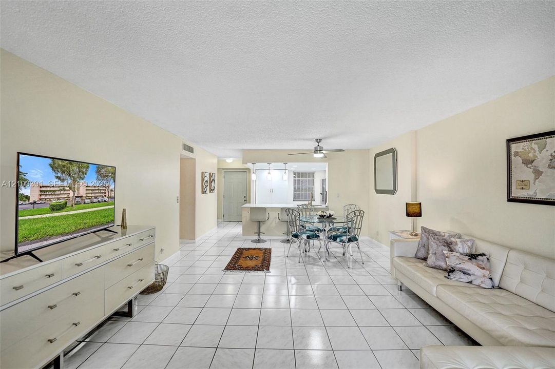 出租: $2,400 (2 贝兹, 2 浴室, 1144 平方英尺)