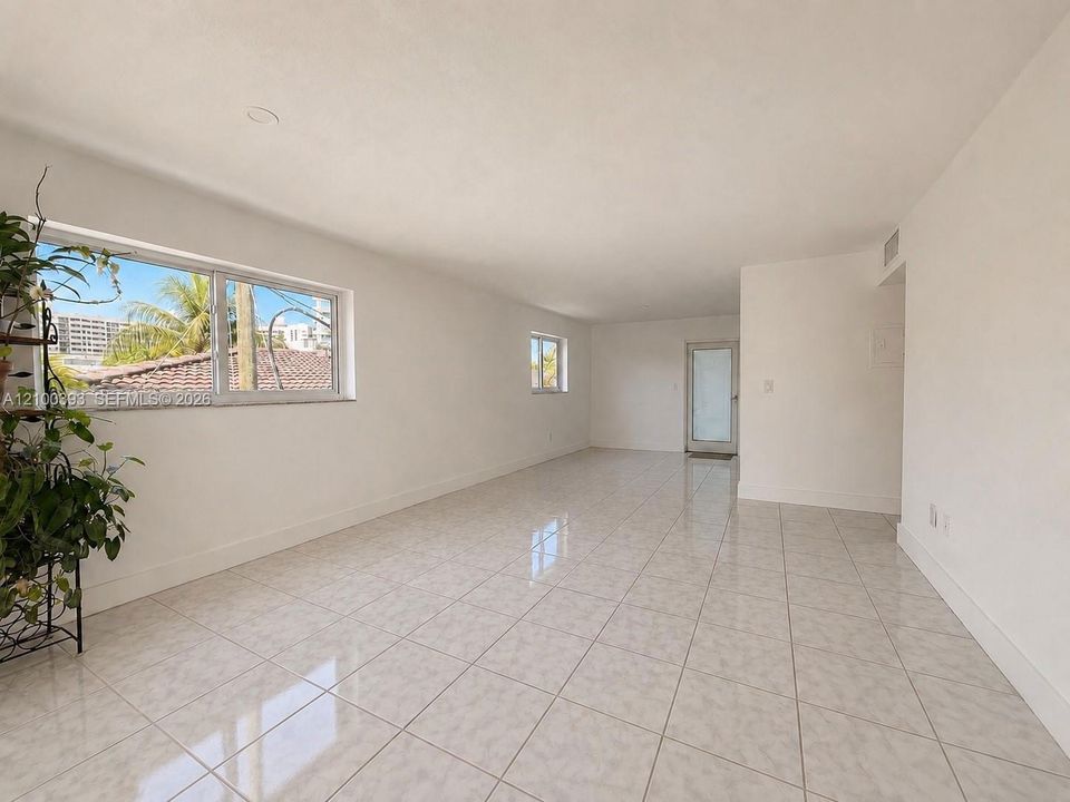 На продажу: $329,000 (1 спален, 1 ванн, 841 Квадратных фут)