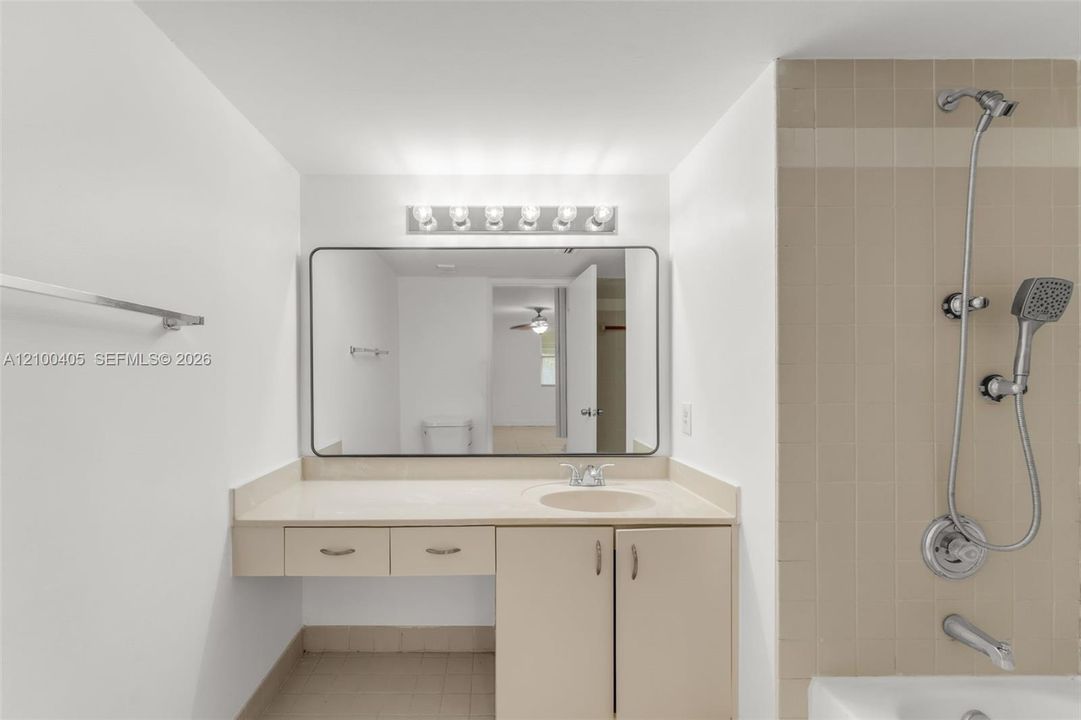 В аренду: $2,650 (2 спален, 2 ванн, 1128 Квадратных фут)