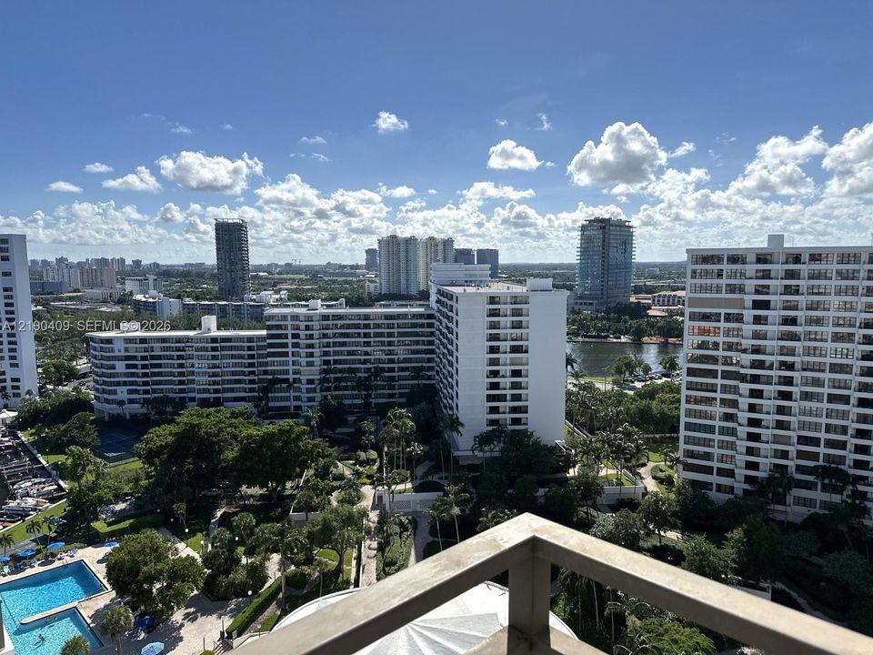For Sale: $425,000 (2 beds, 2 baths, 1280 Square Feet)
