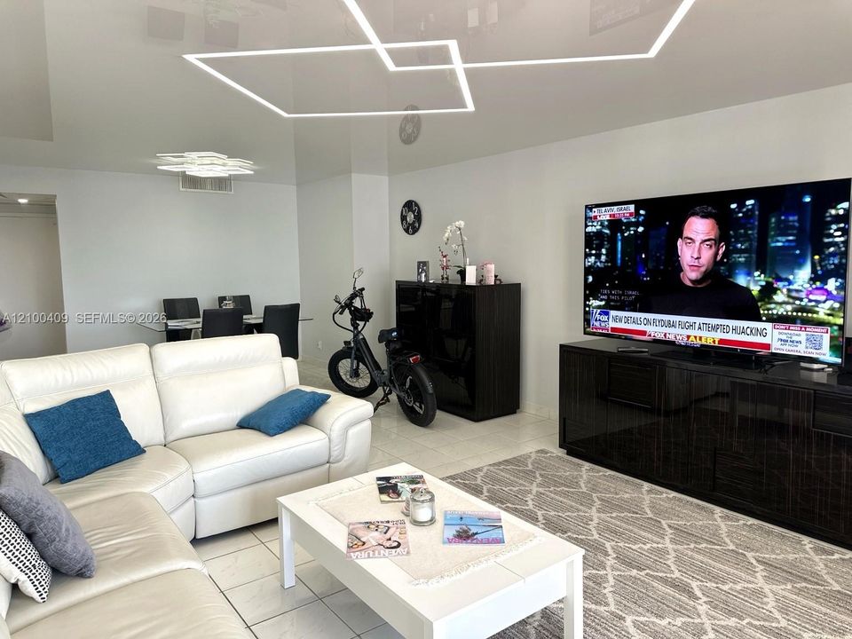 For Sale: $425,000 (2 beds, 2 baths, 1280 Square Feet)