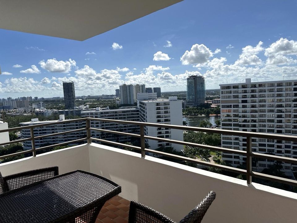 For Sale: $425,000 (2 beds, 2 baths, 1280 Square Feet)