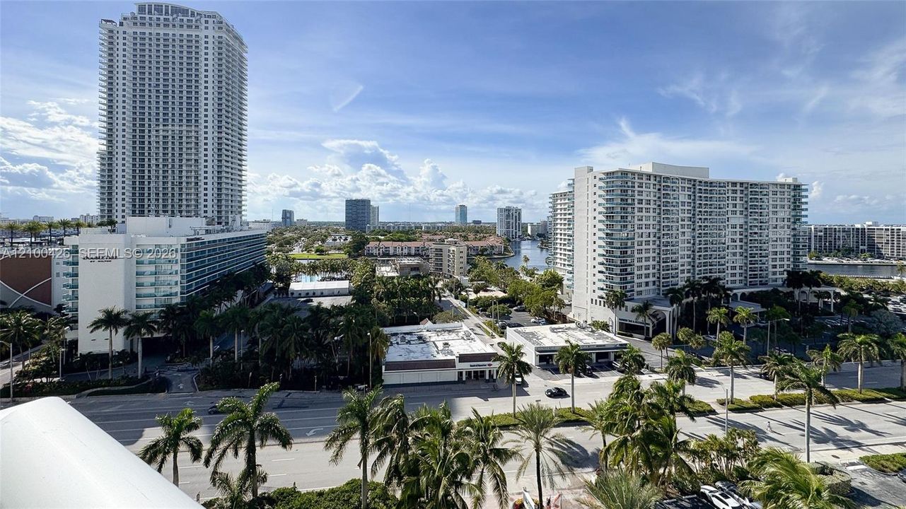 For Sale: $615,000 (2 beds, 2 baths, 1176 Square Feet)