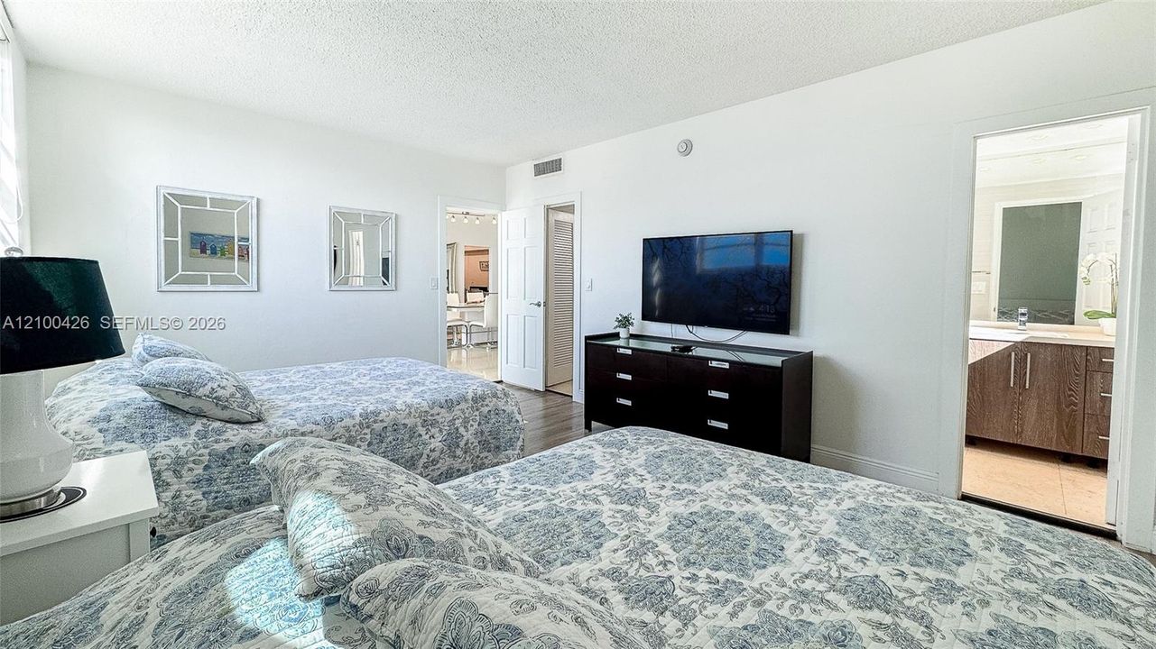 For Sale: $615,000 (2 beds, 2 baths, 1176 Square Feet)