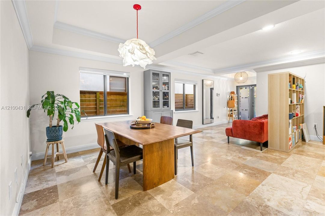 En Venta: $1,125,000 (3 camas, 2 baños, 2191 Pies cuadrados)