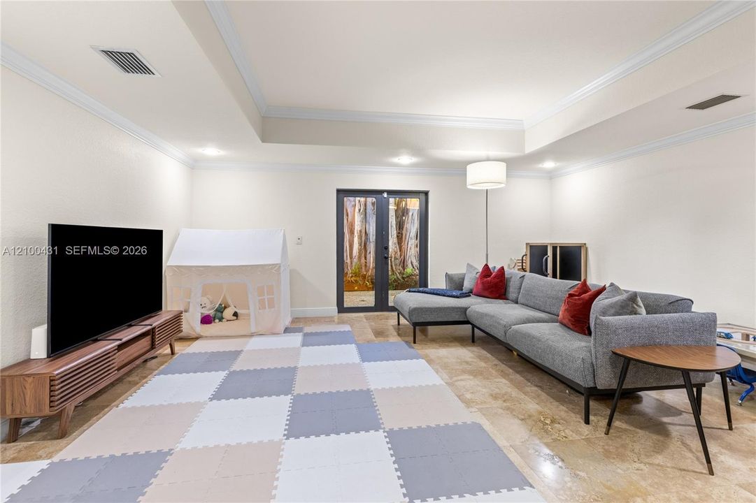 En Venta: $1,125,000 (3 camas, 2 baños, 2191 Pies cuadrados)