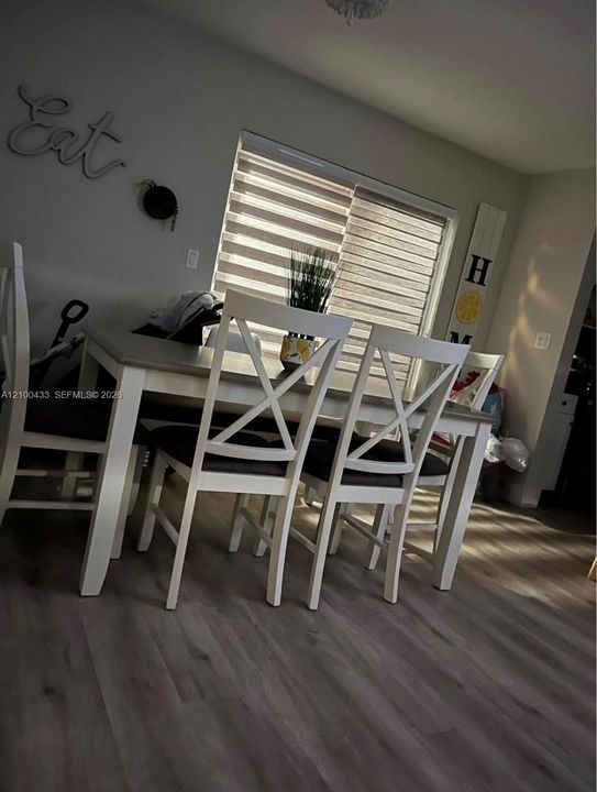 For Rent: $3,200 (2 beds, 1 baths, 897 Square Feet)