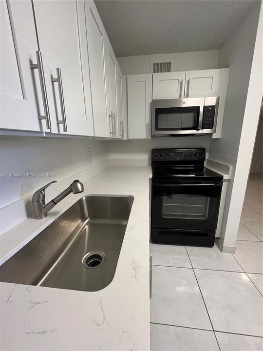 For Sale: $314,900 (2 beds, 2 baths, 847 Square Feet)