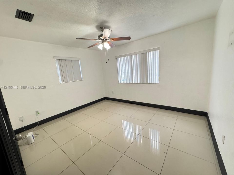 В аренду: $2,600 (2 спален, 1 ванн, 966 Квадратных фут)