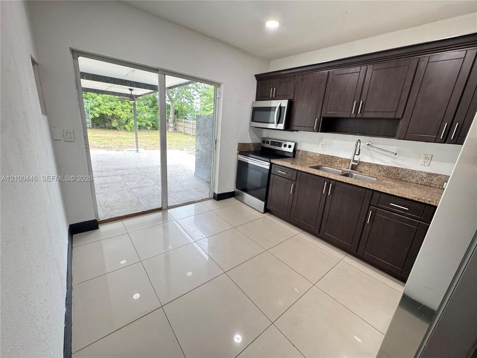В аренду: $2,600 (2 спален, 1 ванн, 966 Квадратных фут)