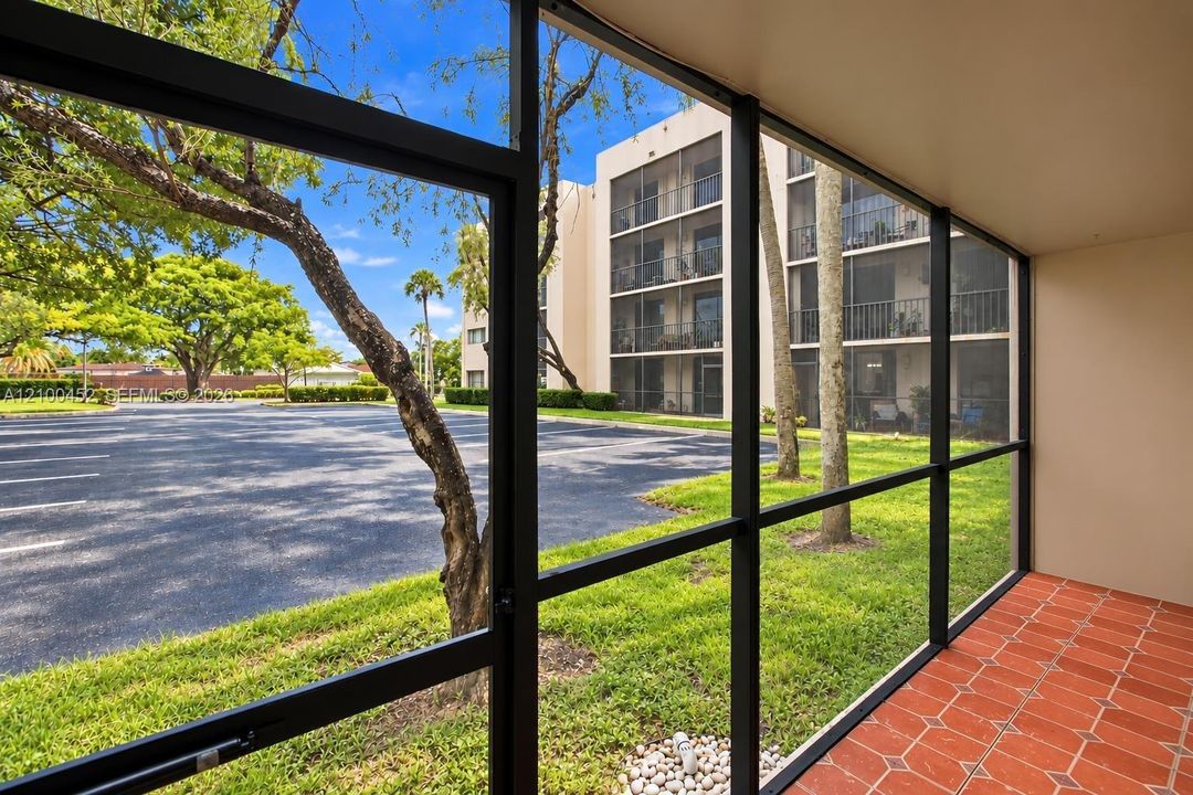 For Sale: $285,000 (3 beds, 2 baths, 1040 Square Feet)