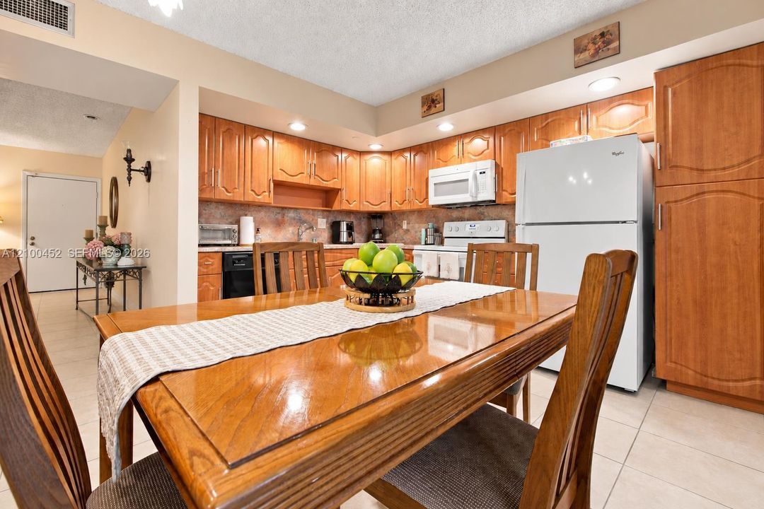 For Sale: $285,000 (3 beds, 2 baths, 1040 Square Feet)