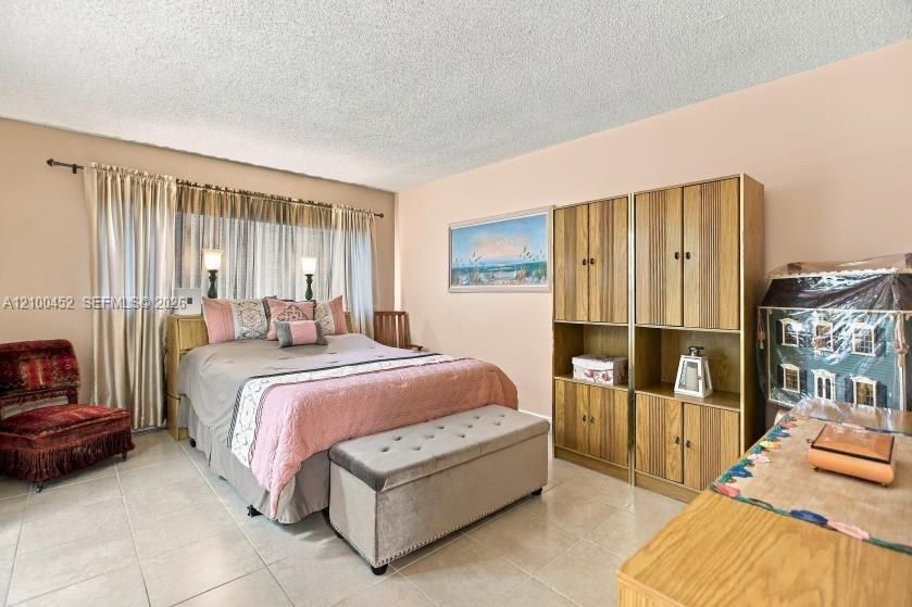 For Sale: $285,000 (3 beds, 2 baths, 1040 Square Feet)