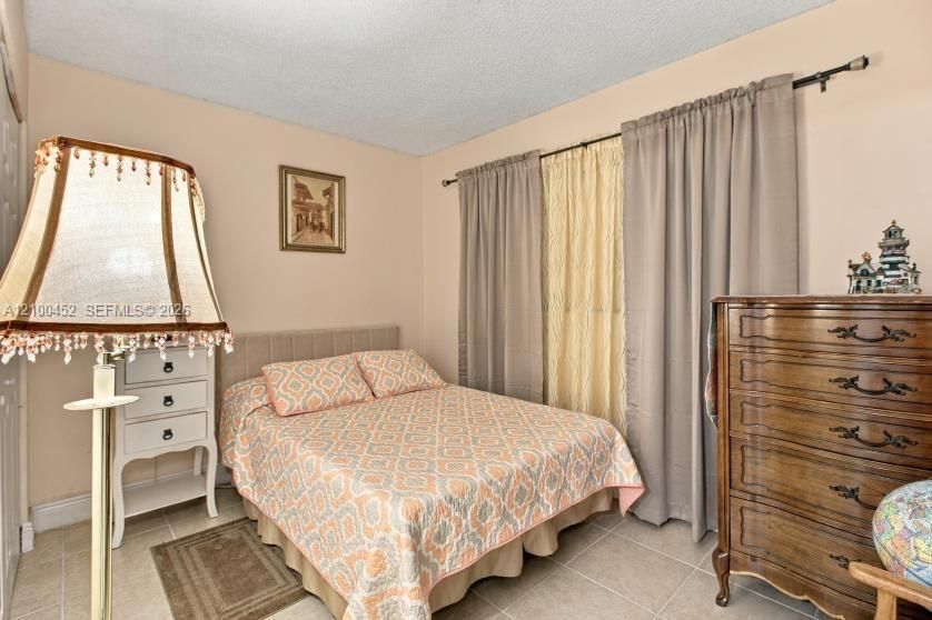 For Sale: $285,000 (3 beds, 2 baths, 1040 Square Feet)