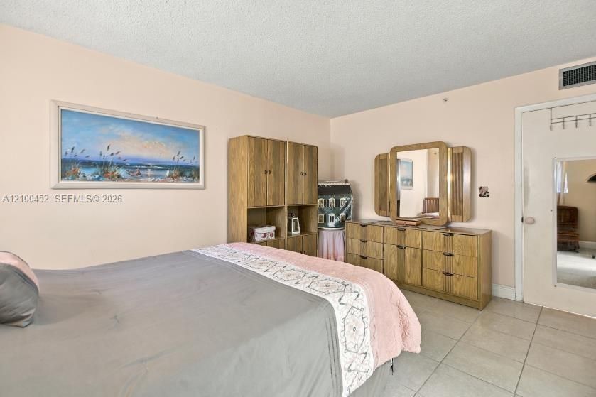 For Sale: $285,000 (3 beds, 2 baths, 1040 Square Feet)