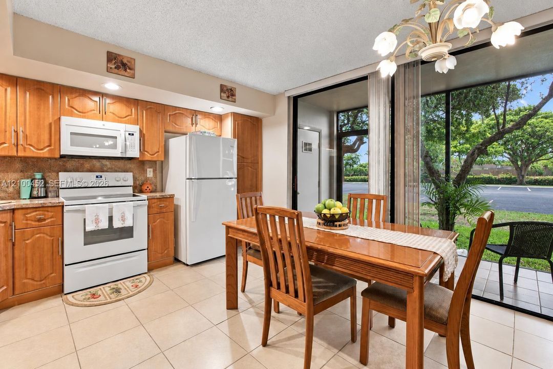 For Sale: $285,000 (3 beds, 2 baths, 1040 Square Feet)