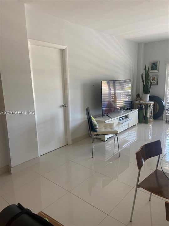 For Rent: $2,100 (1 beds, 1 baths, 817 Square Feet)