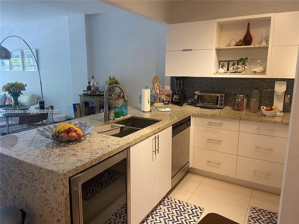 For Rent: $2,100 (1 beds, 1 baths, 817 Square Feet)