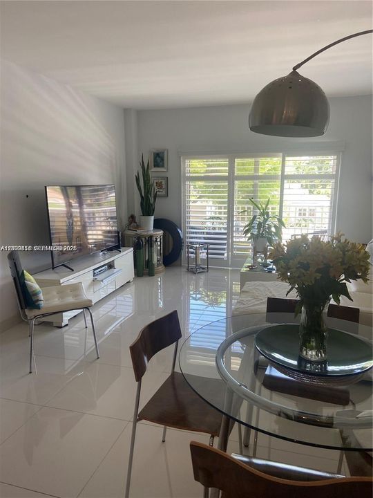 For Rent: $2,100 (1 beds, 1 baths, 817 Square Feet)