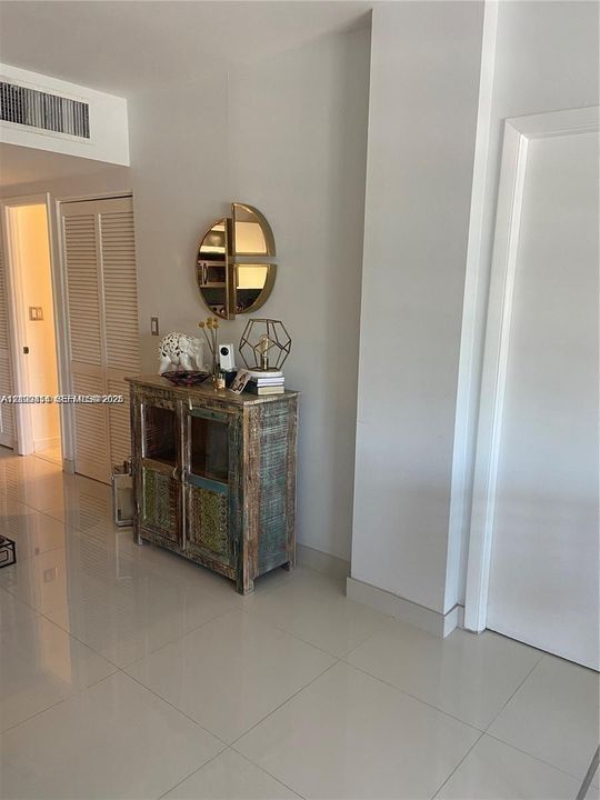 For Rent: $2,100 (1 beds, 1 baths, 817 Square Feet)