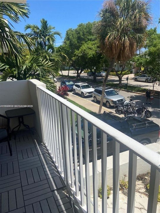 For Rent: $2,100 (1 beds, 1 baths, 817 Square Feet)
